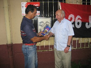 Dr. Kulpe schenkt Silvio ein Buch mit Berichten über seine Cuba-Reisen 