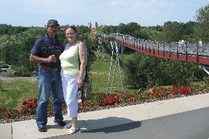 Silvio und Inge an der Drachenschwanz-Brücke in Ronneburg