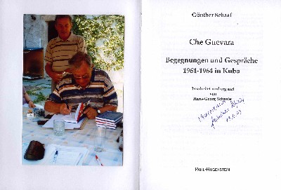 Günther Schaaf signiert  sein Buch über CHE
