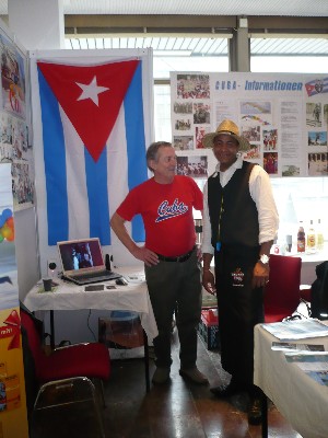 Kubaner besucht Cuba-Stand