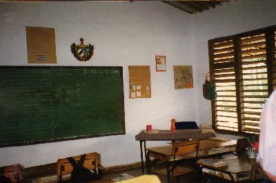Klassenzimmer mit Lehrertisch